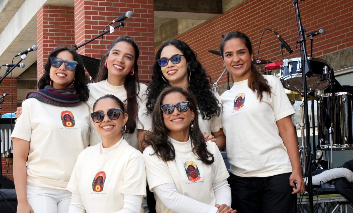 Las Guaracheras antes de subir al escenario el 18 de Marzo de 2025 en Curran Plaza. Foto de Itzel Martinez/City Times Media