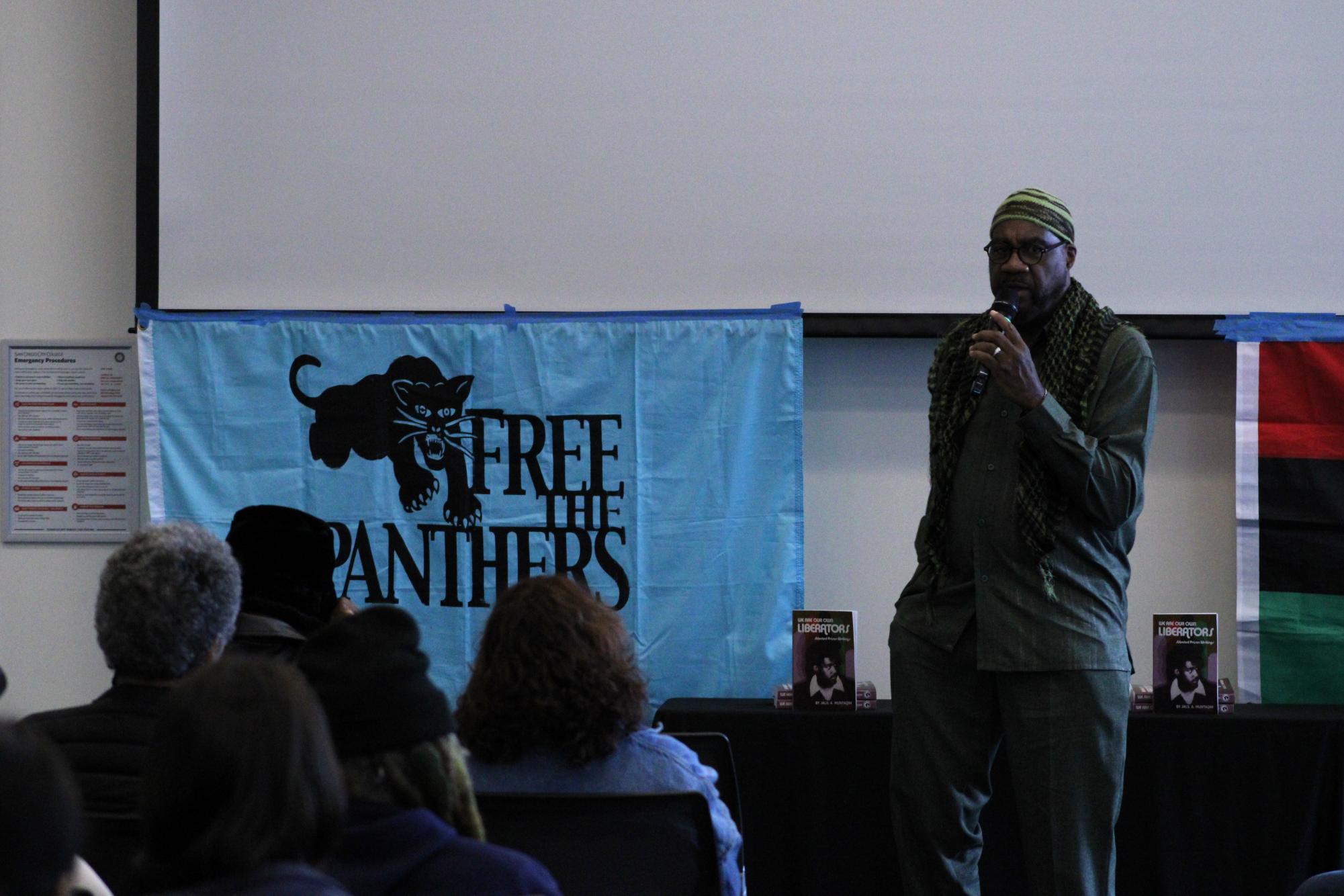 Jalil Muntaquim, de 73 años, habla ante una sala de estudiantes de City College en una discusión sobre justicia social en MS-140, el martes 25 de marzo de 2025. Foto de Tresean Osgood/City Times Media